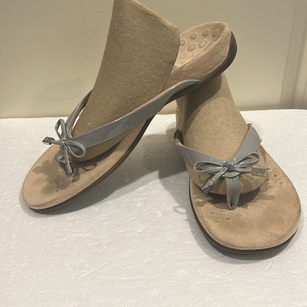 𝅺Vionic Bella thong Sandals Flip Flops Podiatrist Designed Womens Size 8‎.5 grey